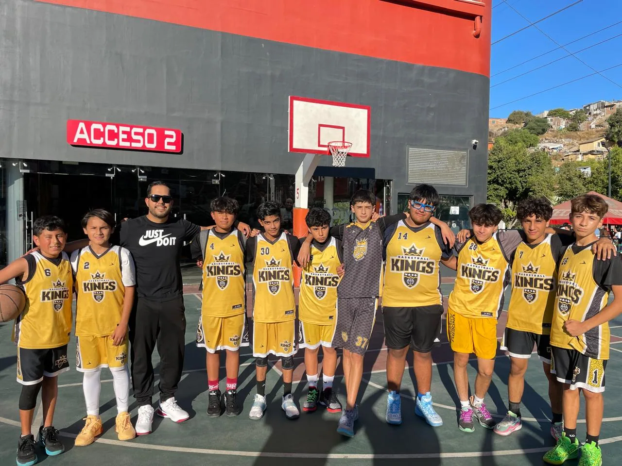 Kings Basketball en equipo durante una jornada deportiva