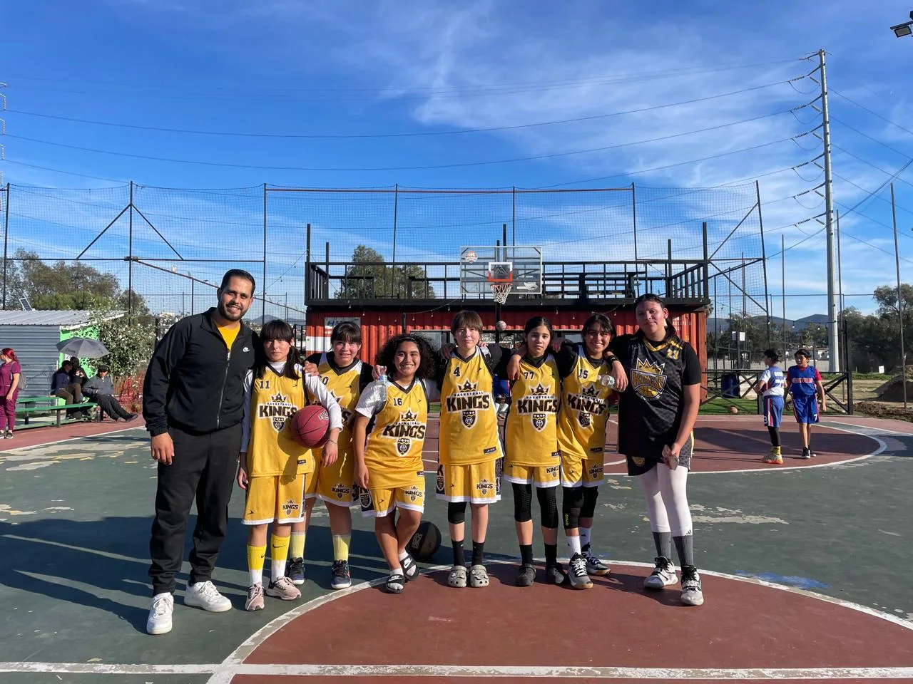 Equipo Kings y su entrenador en la cancha