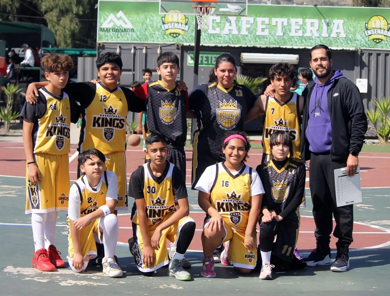 Jugadores Kings posando después del partido