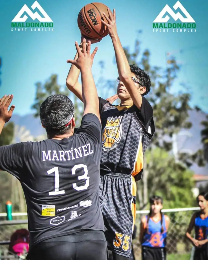 Jugador Kings lanzando al aro