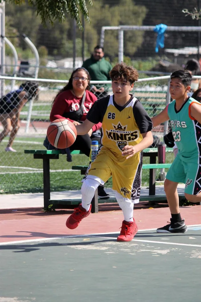 Jugador Kings avanzando con el balón