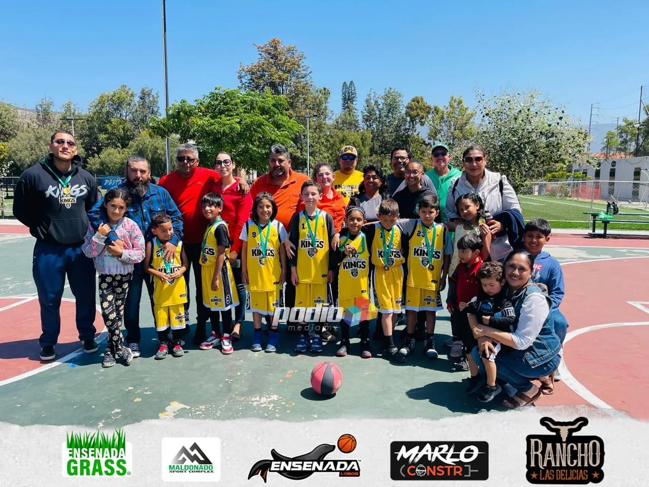 Entrenador Kings durante un evento de básquetbol