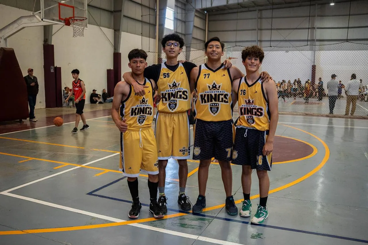 Jugadores de Kings Basketball y familiares