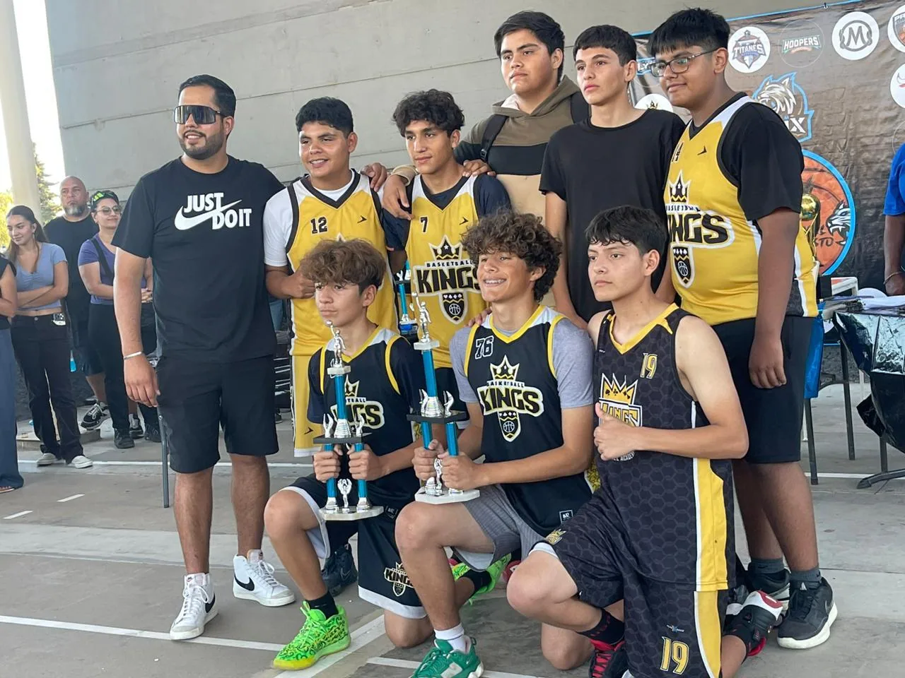 Integrantes de Kings compartiendo un momento de equipo